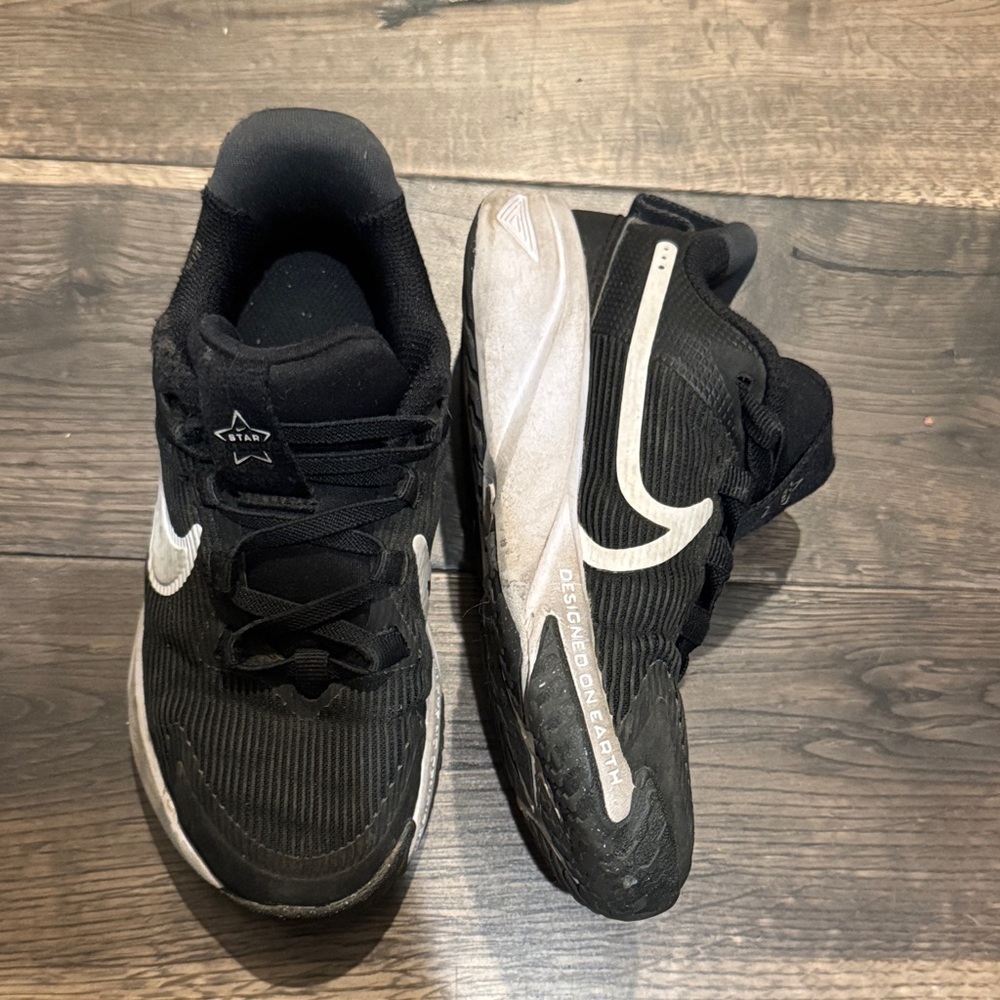 Nike kids Star Runner black and white running shoes size 11.5c